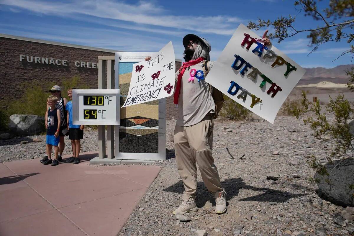 Un manifestante protesta contra los visitantes del Death Valley National Park, el domingo 16 de ...
