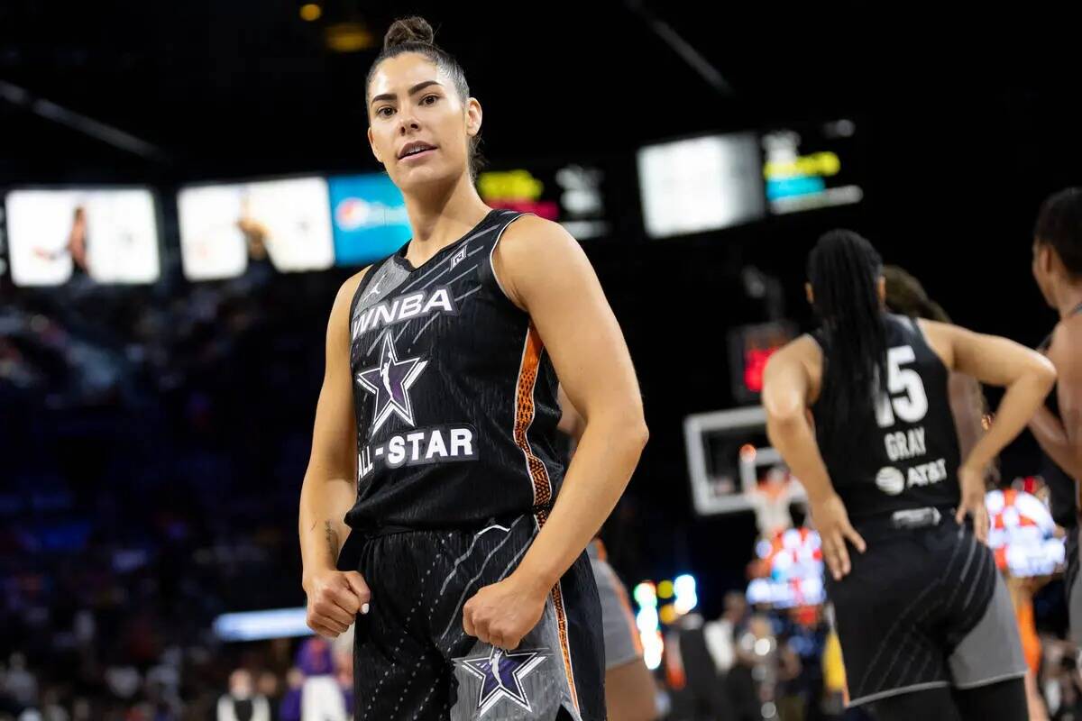 Kelsey Plum de Las Vegas Aces, del equipo Wilson, se flexiona para las cámaras durante la segu ...