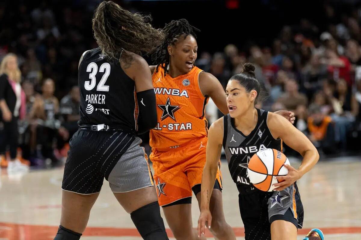 Kelsey Plum, de Las Vegas Aces, del equipo Wilson, conduce alrededor de Kelsey Mitchell, de Ind ...