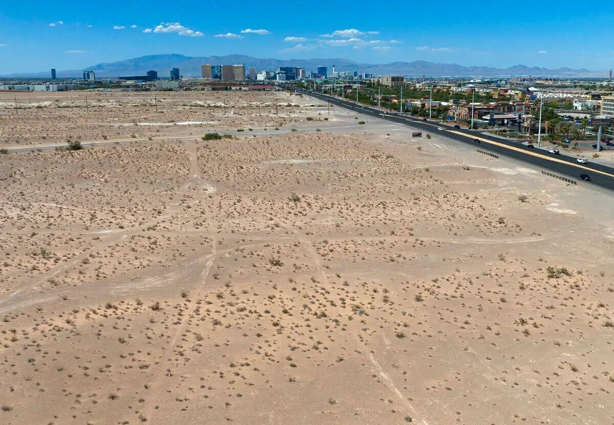 Vista aérea de un terreno baldío al sur del Strip, en la esquina noroeste de Las Vegas Boulev ...