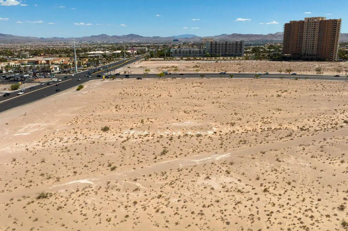 Vista aérea de un terreno baldío al sur del Strip, en la esquina noroeste de Las Vegas Boulev ...