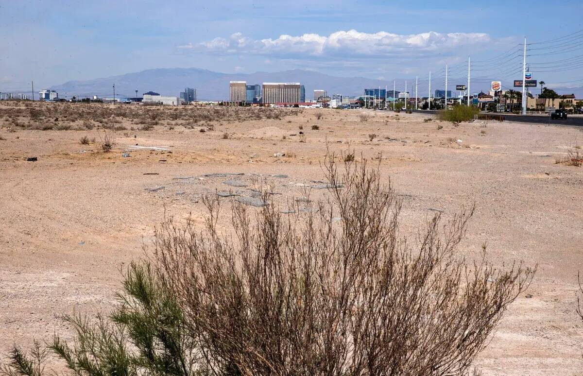 Terreno baldío al sur del Strip donde Oak View Group planea construir un resort casino y estad ...