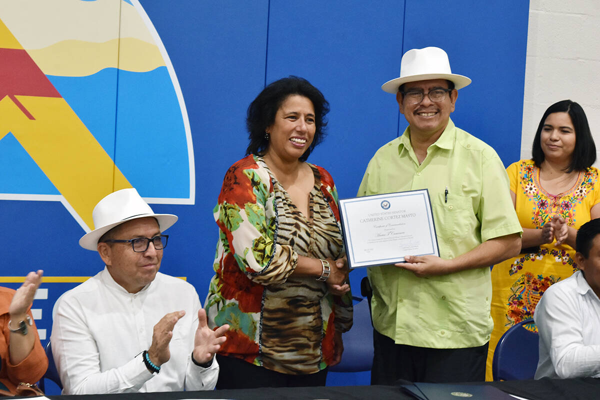 En la foto, María Caminero, dirigente de la Fundación Cubana, luego del hermanamiento de la f ...