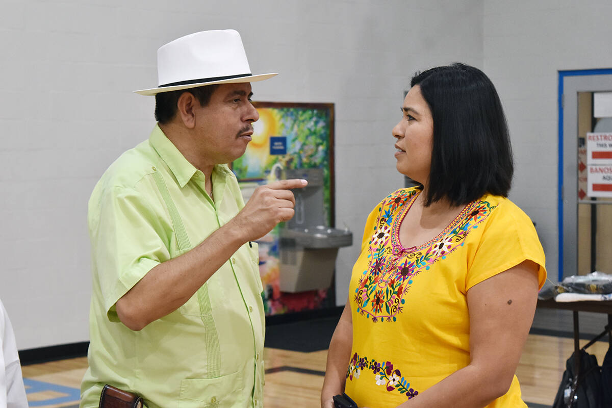 En la foto Isaac Barrón, conversando con la concejal de North Las Vegas Ruth García-Anderson. ...
