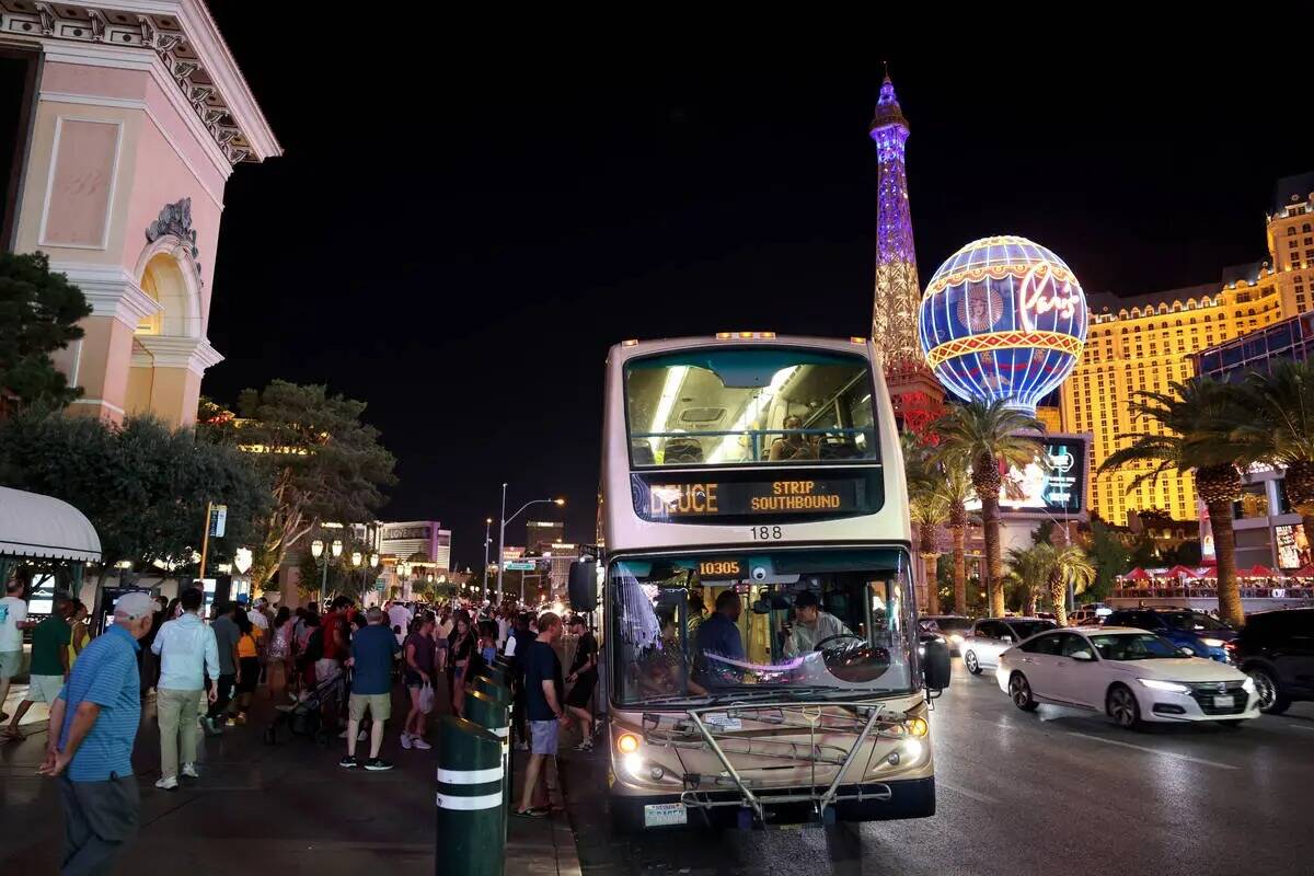 Pasajeros suben a un autobús de la Comisión Regional de Transporte en el Strip de Las Vegas e ...