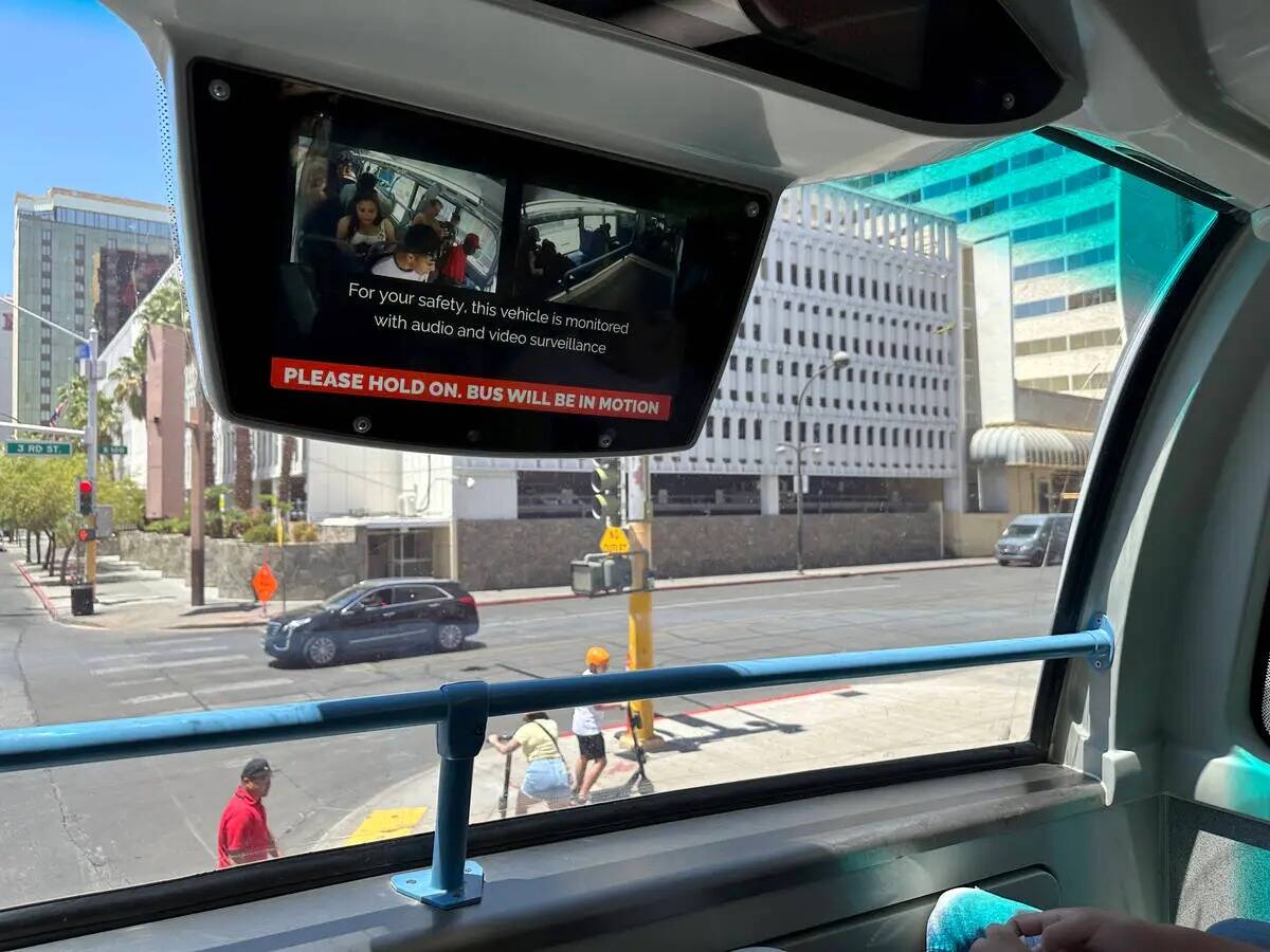 Una pantalla informa a los pasajeros sobre la videovigilancia en un autobús de la Comisión Re ...