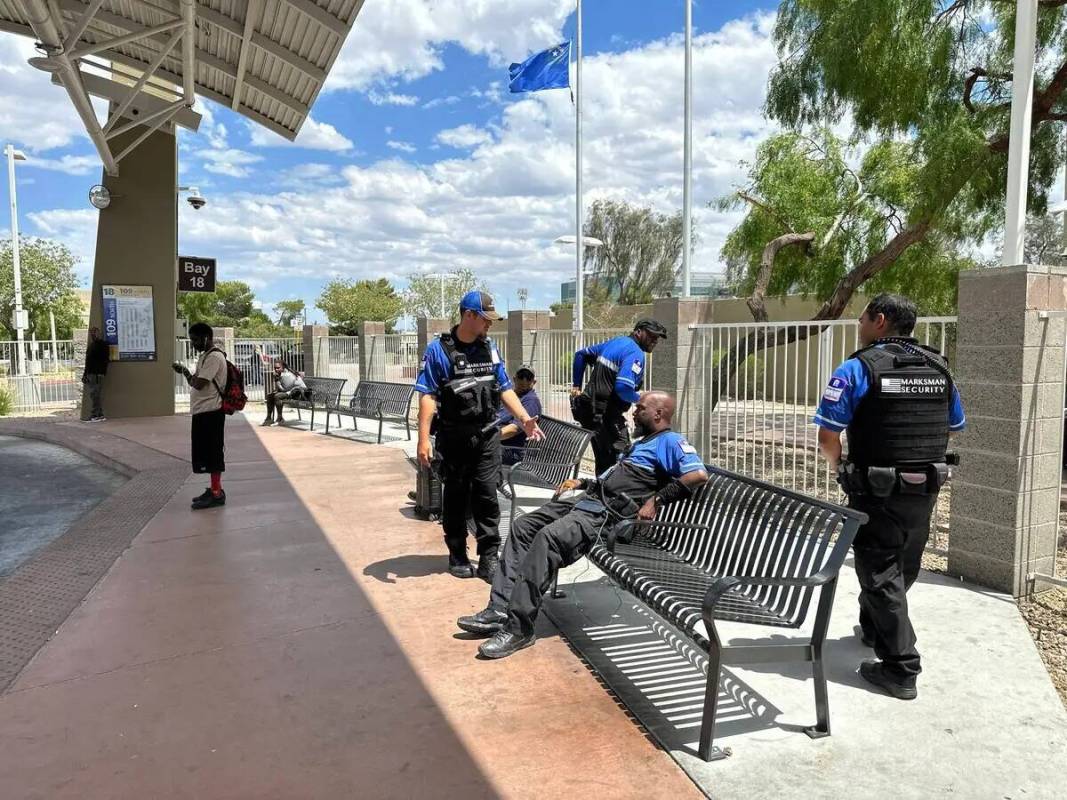 Agentes de seguridad patrullan en la Terminal de Transferencia de la Comisión Regional de Tran ...