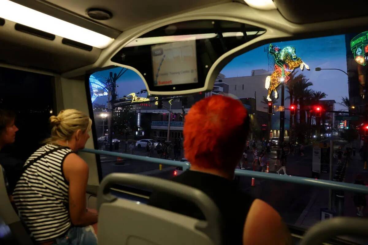 Pasajeros viajan en un autobús de la Comisión Regional de Transporte en Las Vegas Boulevard a ...