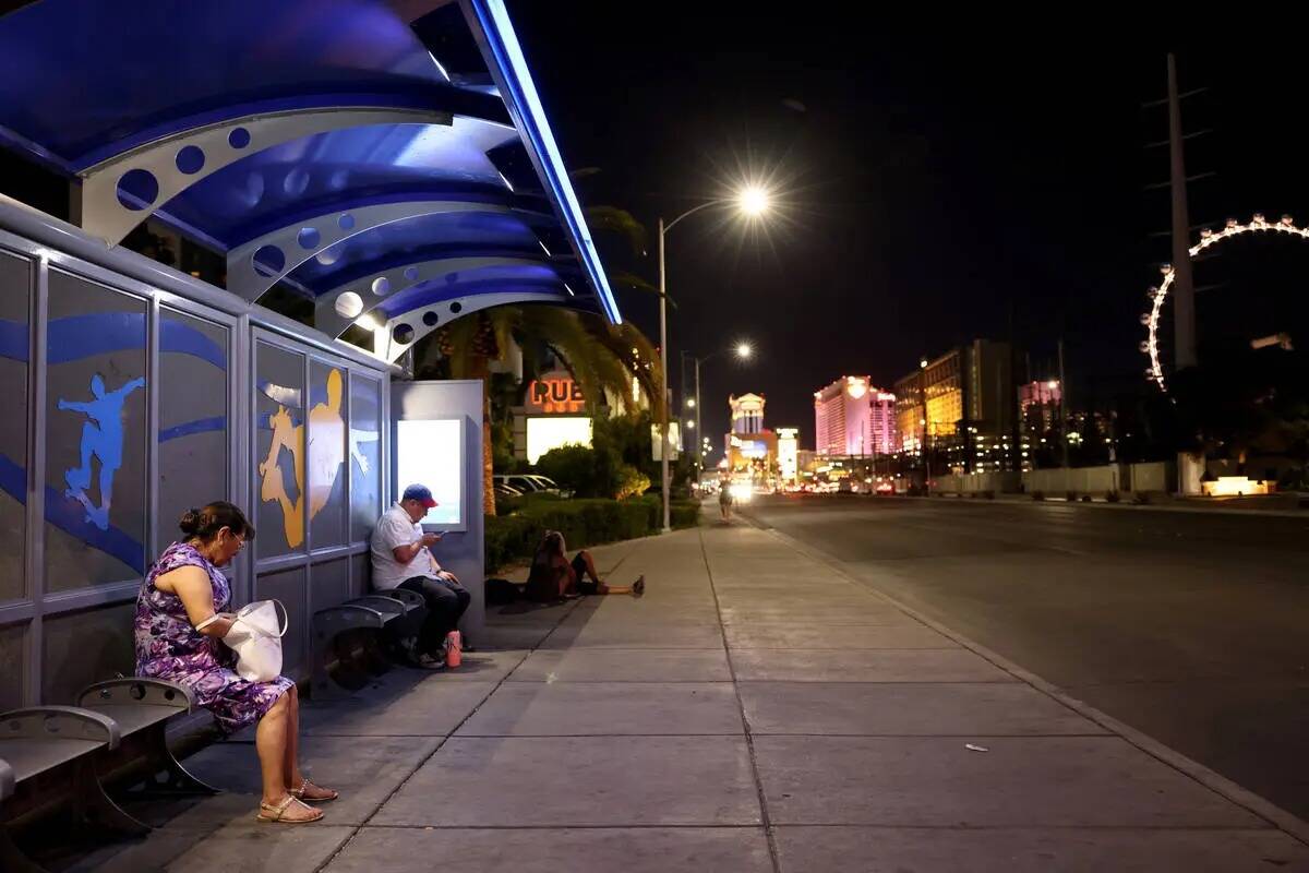 Pasajeros de un autobús de la Comisión Regional de Transporte en East Flamingo Road en Las Ve ...