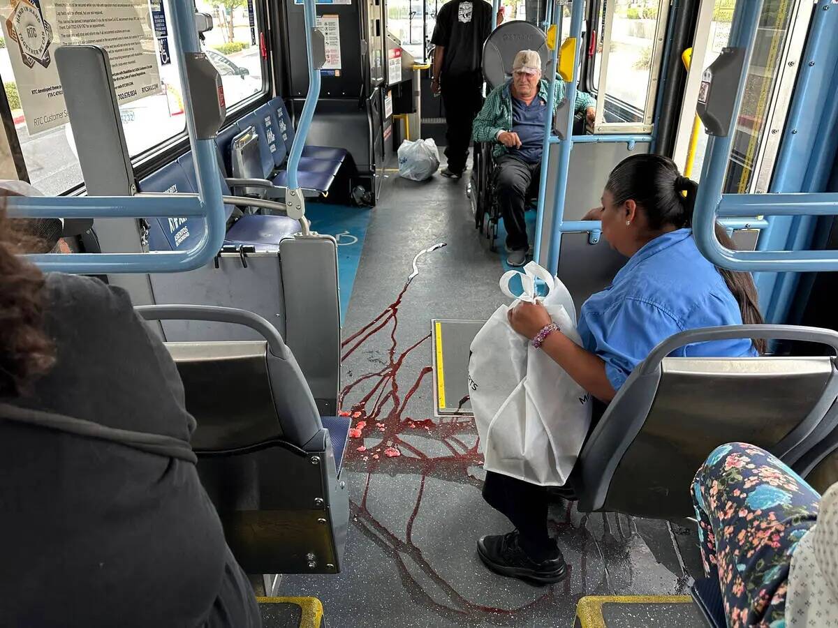 Una bebida derramada cubre el piso en el autobús de la Comisión Regional de Transporte 109 Ma ...