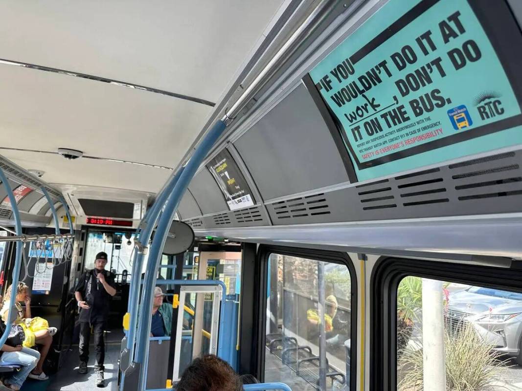 Un cartel que promueve la seguridad se ve en el autobús de la Comisión Regional de Transporte ...