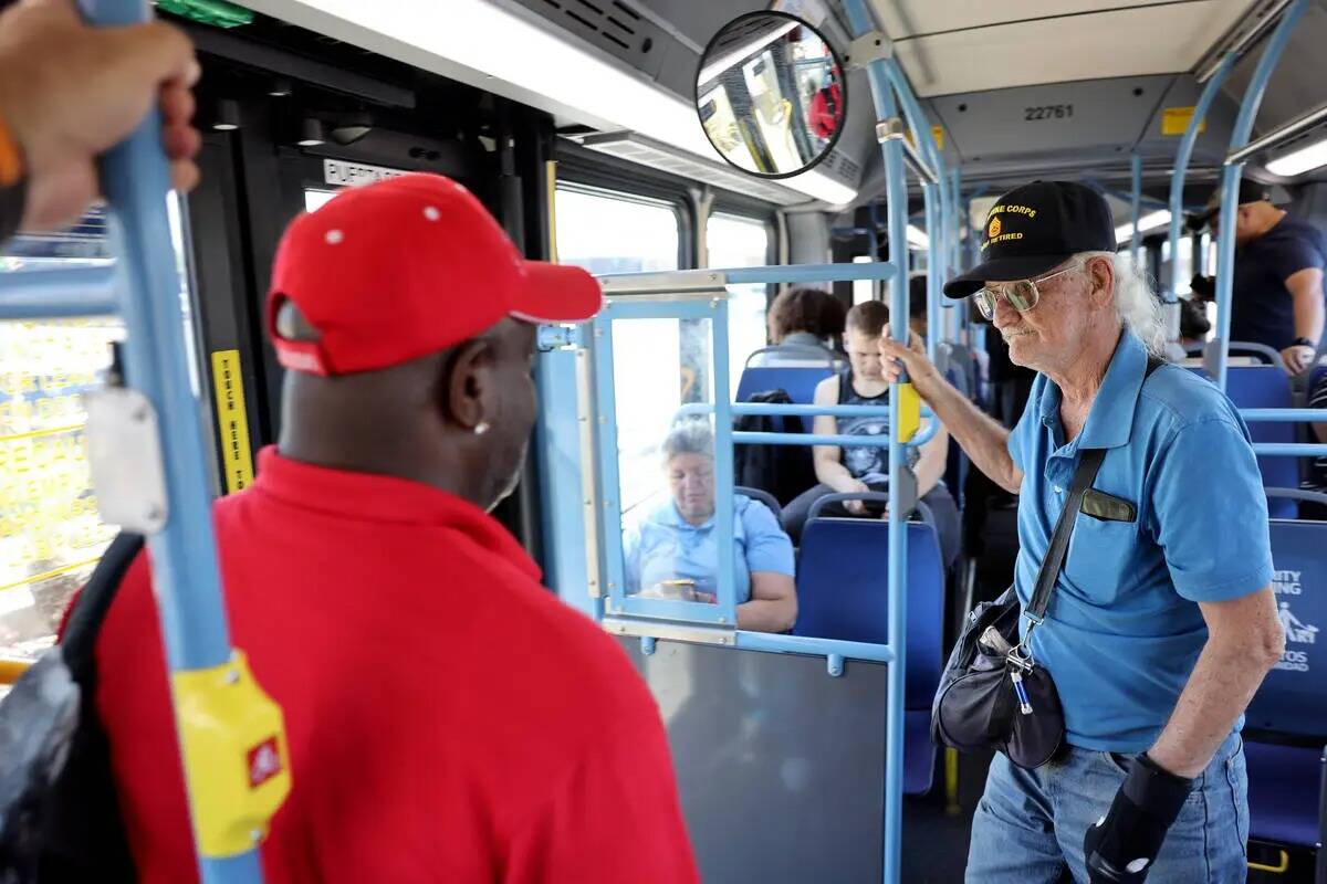 Larry Traub, 71, viaja en un autobús de la Comisión Regional de Transporte en East Tropicana ...