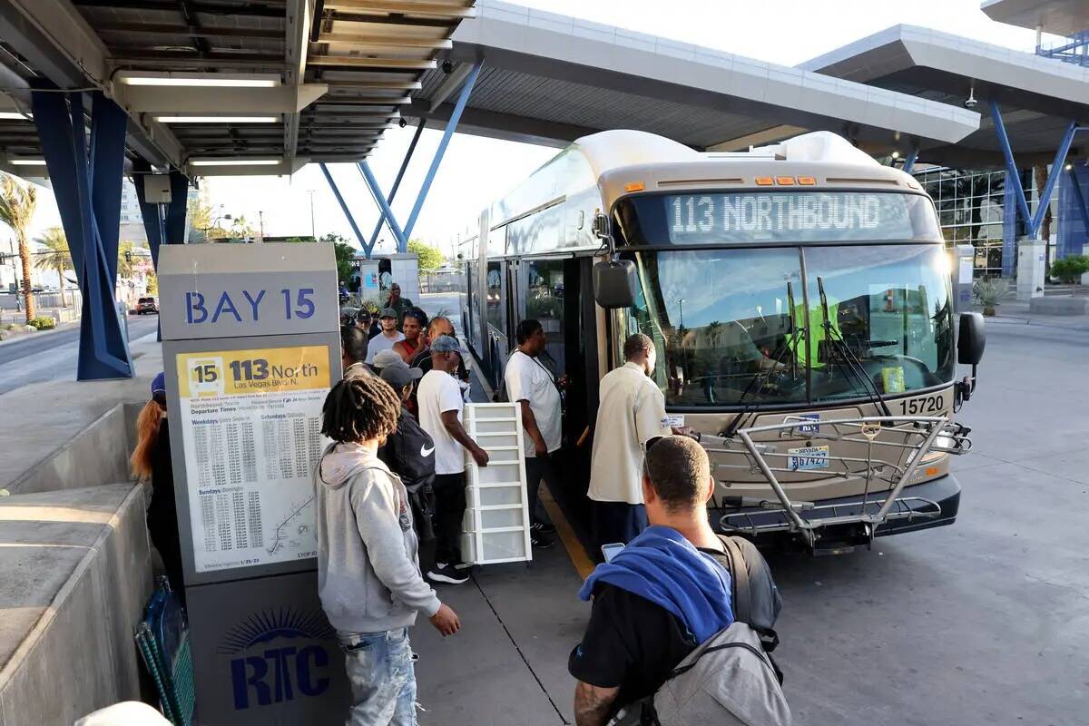 Pasajeros suben a un autobús en el Centro de Tránsito Bonneville de la Comisión Regional de ...