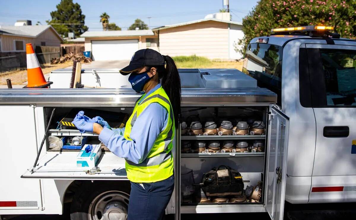 Letty Valenzuela, técnica de campo del Distrito de Aguas del valle de Las Vegas, se pone guant ...