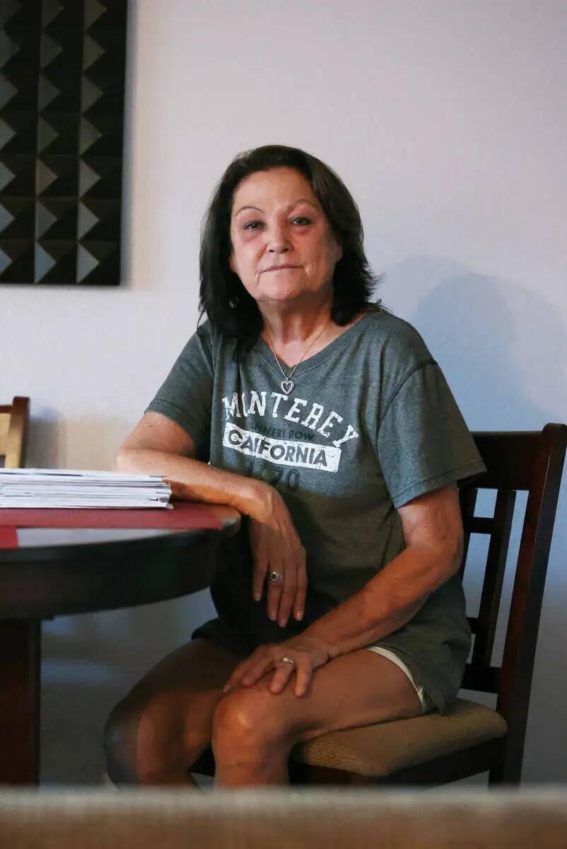 Royanne McNair, de 69, se sienta para una foto dentro de su casa el sábado, 15 de julio de 202 ...