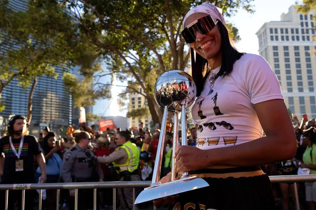 La alera de Las Vegas Aces A'ja Wilson, también MVP de la WNBA 2022, sostiene el trofeo del Ca ...