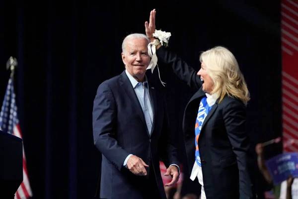 El presidente Joe Biden junto a la primera dama Jill Biden durante un mitin político en el Cen ...