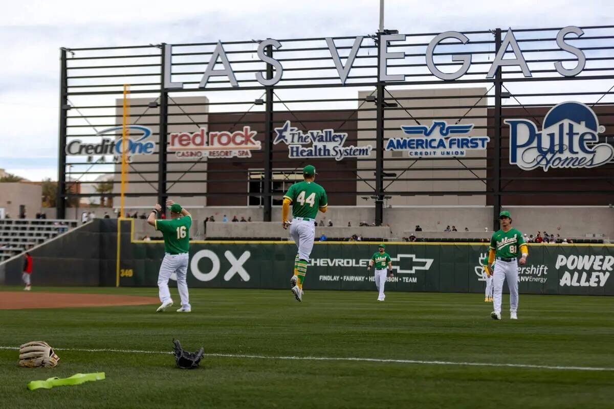 El primera base de los Oakland Athletics Kevin Cron (16), el jardinero Ernie Clement (44), el b ...