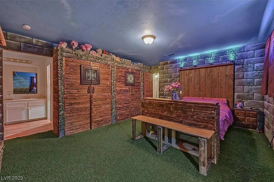 Una casa con temática pirata en el 501 de Sam Jonas Drive está listada en Zillow por 349 mil ...