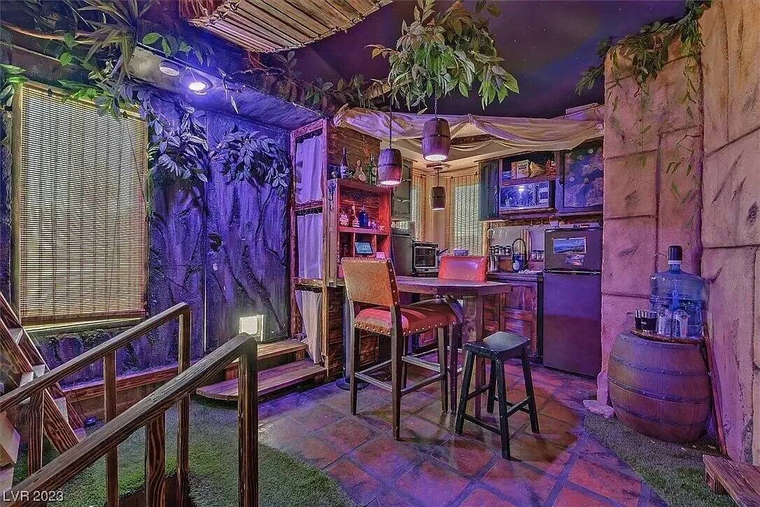 Una casa con temática pirata en el 501 de Sam Jonas Drive está listada en Zillow por 349 mil ...