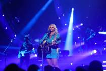 Miranda Lambert se presenta en el escenario durante la noche de apertura de su residencia, "Vel ...