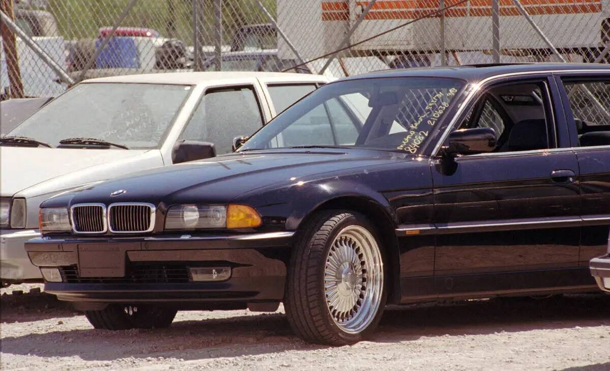 Un BMW negro, lleno de agujeros de bala, en el depósito de la policía el domingo 8 de septiem ...