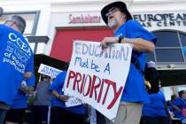 Un educador de la Asociación de Educación del Condado Clark protesta fuera del evento Java co ...