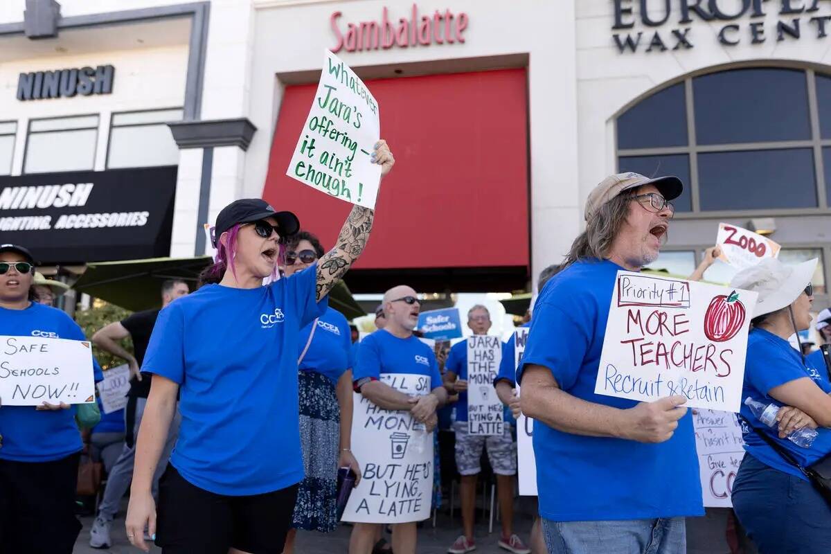 Brittanie Bluhm, centro izquierda, maestra de GATE en James H. Bilbray Elementary School, y Rob ...