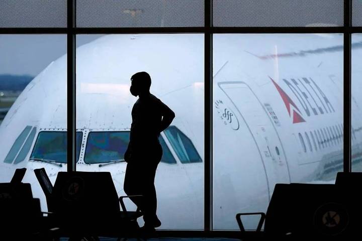 Un pasajero espera un vuelo de Delta Airlines en el Aeropuerto Internacional Hartsfield-Jackson ...