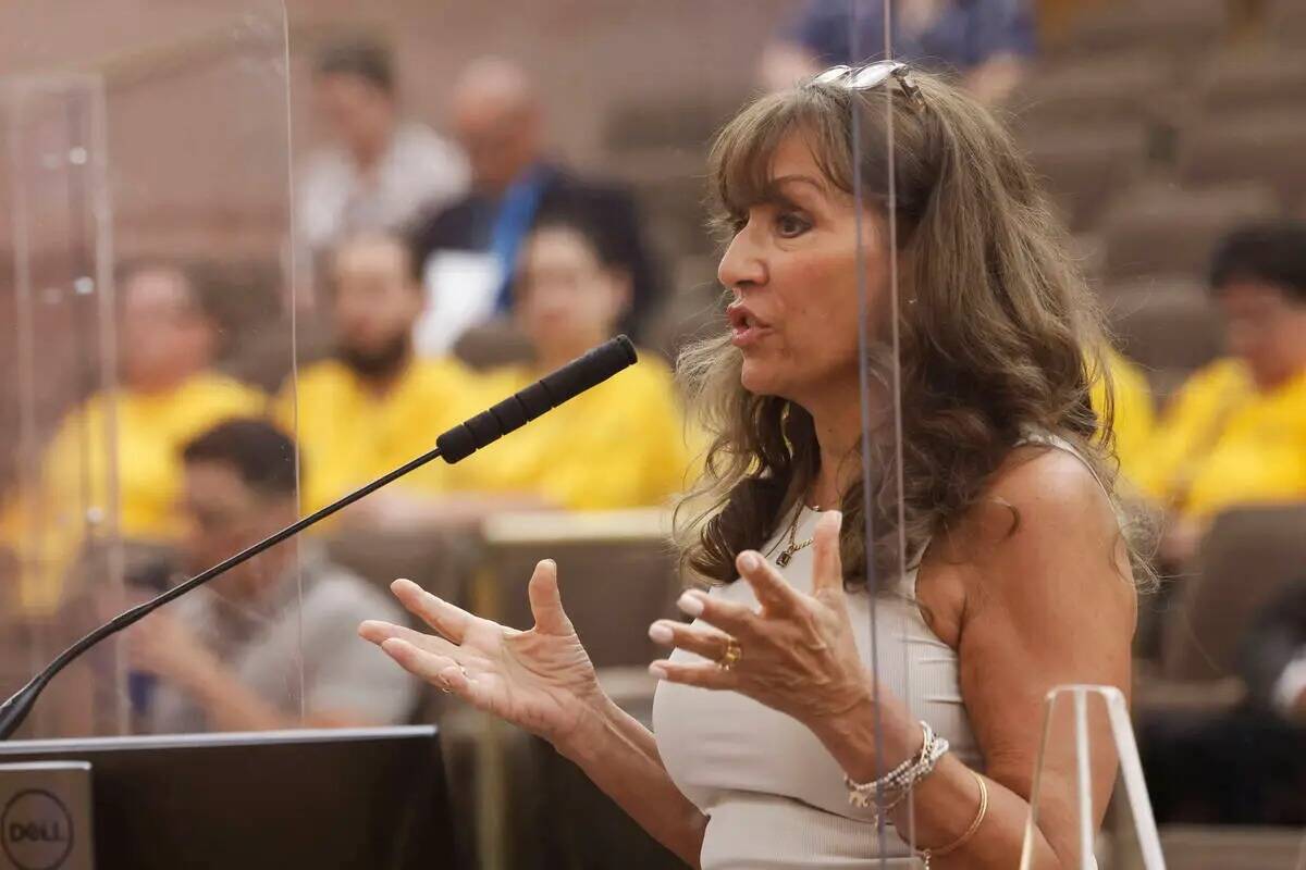 Julie Wignall de Las Vegas habla durante una reunión pública del Distrito de Aguas del valle ...