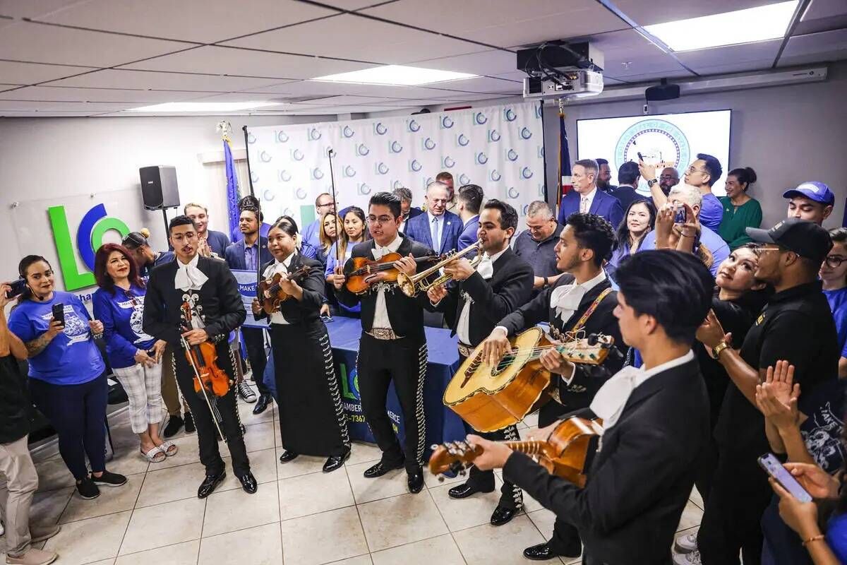 La banda de mariachis Desert Springs se presenta en una ceremonia de firma del proyecto de ley ...