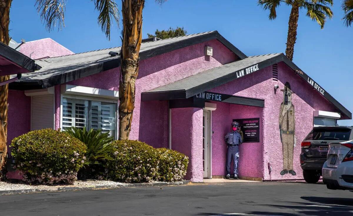 Las oficinas de 702 Traffic tienen un inesperado tono rosa (L.E. Baskow/Las Vegas Review-Journal)