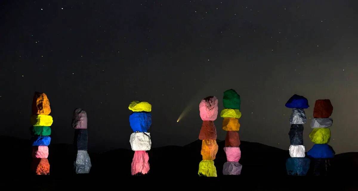El cometa NEOWISE surca el cielo sobre la instalación artística Seven Magic Mountains el 15 d ...