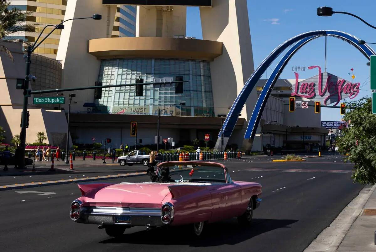 El artista tributo a Elvis Jesse Garon posa con su Cadillac de 1960. (Chase Stevens/Las Vegas R ...