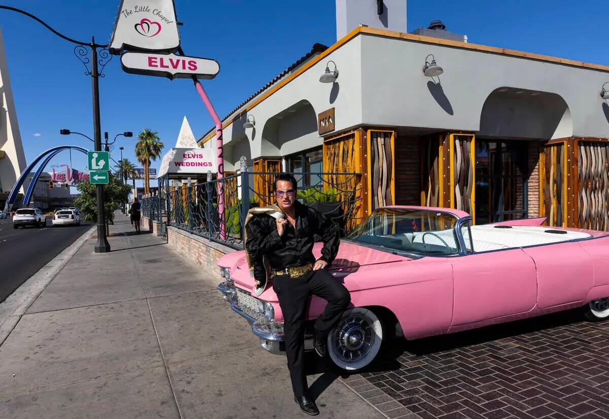 El artista tributo a Elvis Jesse Garon se marcha en su Cadillac de 1960. (Chase Stevens/Las Veg ...