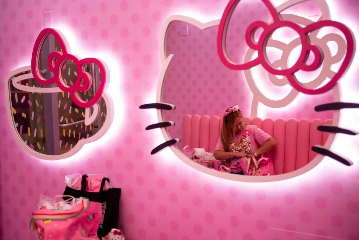 Kookie Lai se sienta en uno de los asientos del Hello Kitty Cafe del centro comercial Fashion S ...