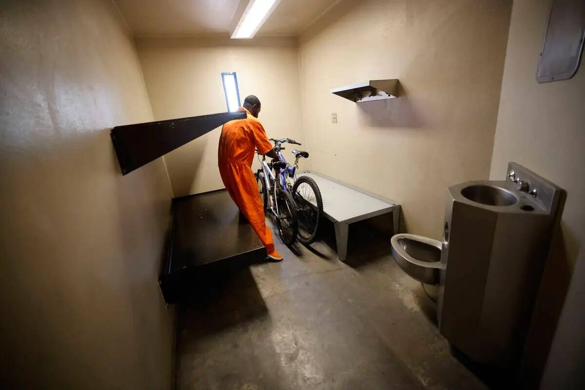 El recluso Ryan Brandon lleva una bicicleta a sus instalaciones después de que National Bikes ...