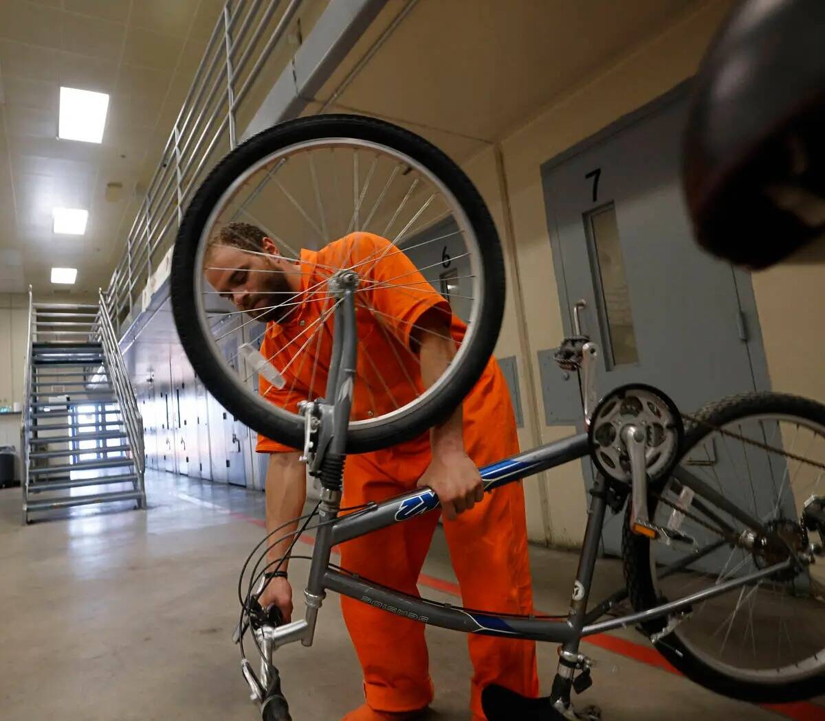 El recluso Jacquar Sprinkle lleva una bicicleta en el Centro Correccional Comunitario de North ...