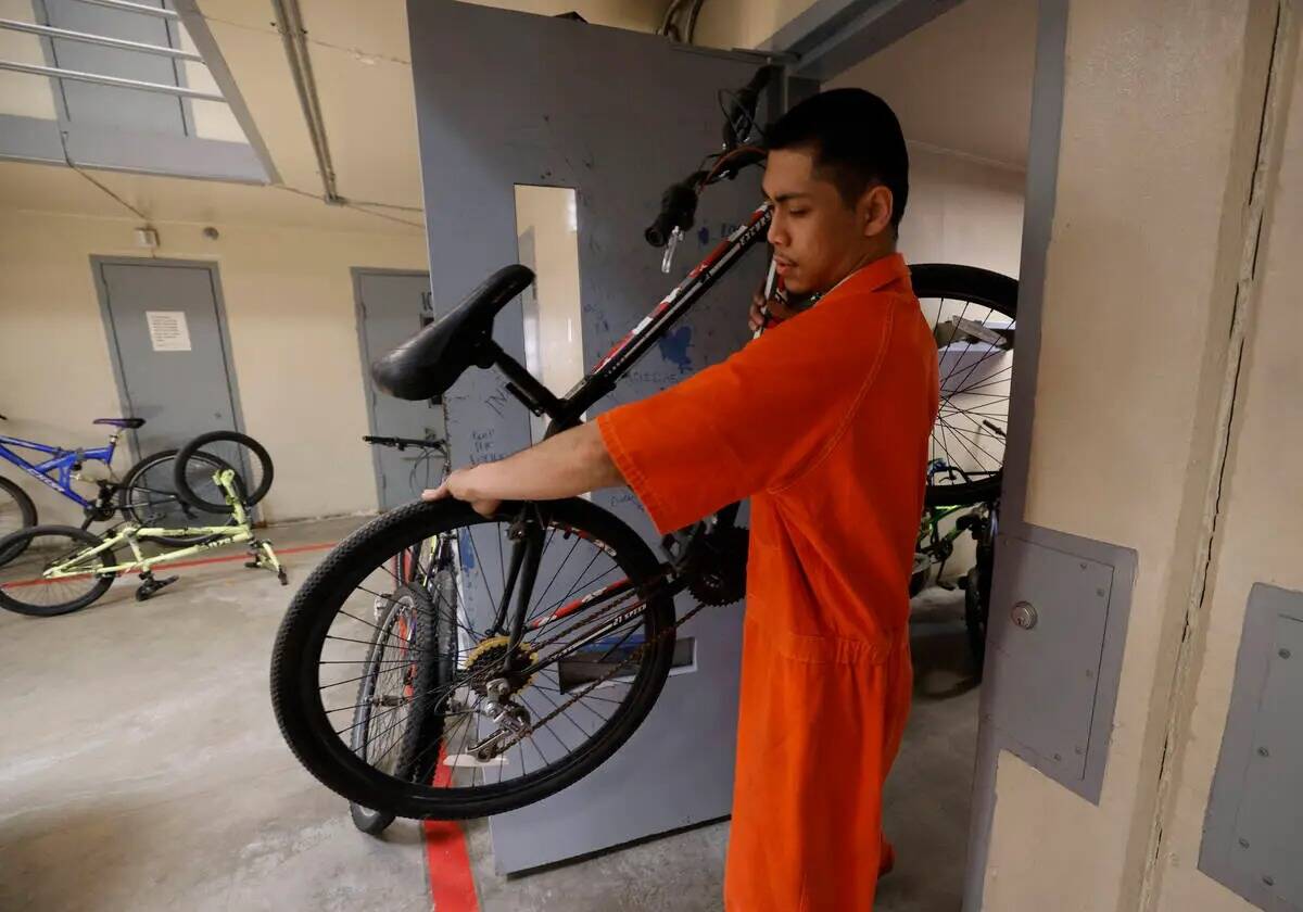 El preso Alfredo Custodio lleva una bicicleta de un almacén para repararla en el Centro Correc ...