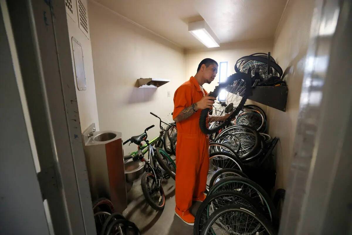 El preso Alfredo Custodio comprueba un neumático en un almacén de bicicletas del Centro Corre ...