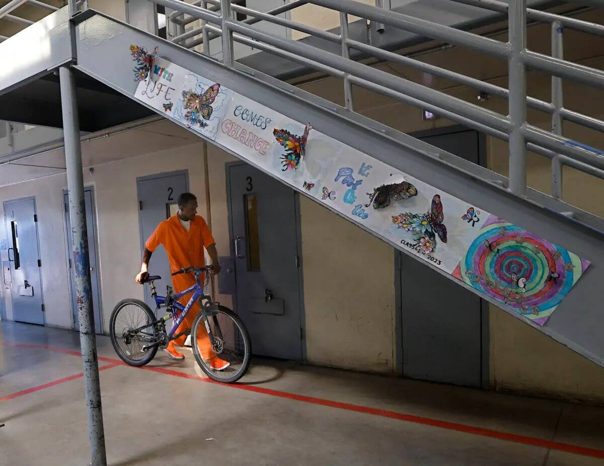 El recluso Ryan Brandon lleva una bicicleta a sus instalaciones después de que National Bikes ...