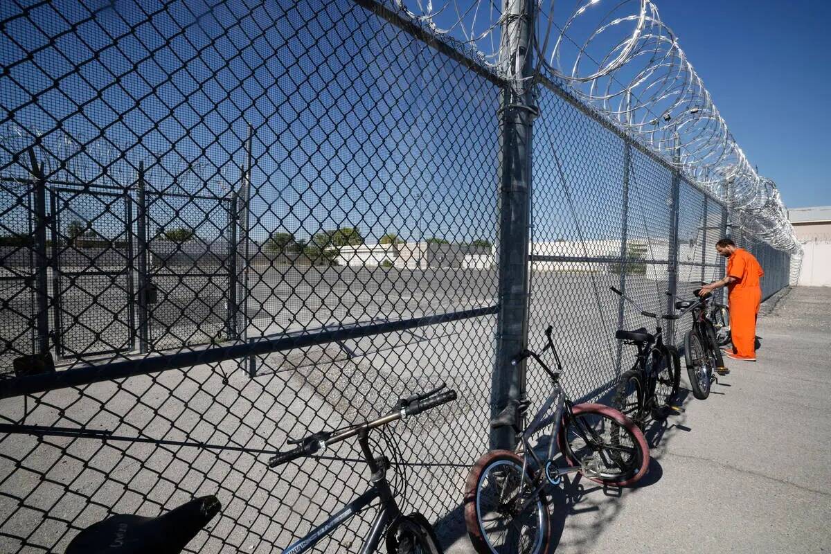 El recluso Jacquar Sprinkle alinea las bicicletas en el Centro Correccional Comunitario de Nort ...