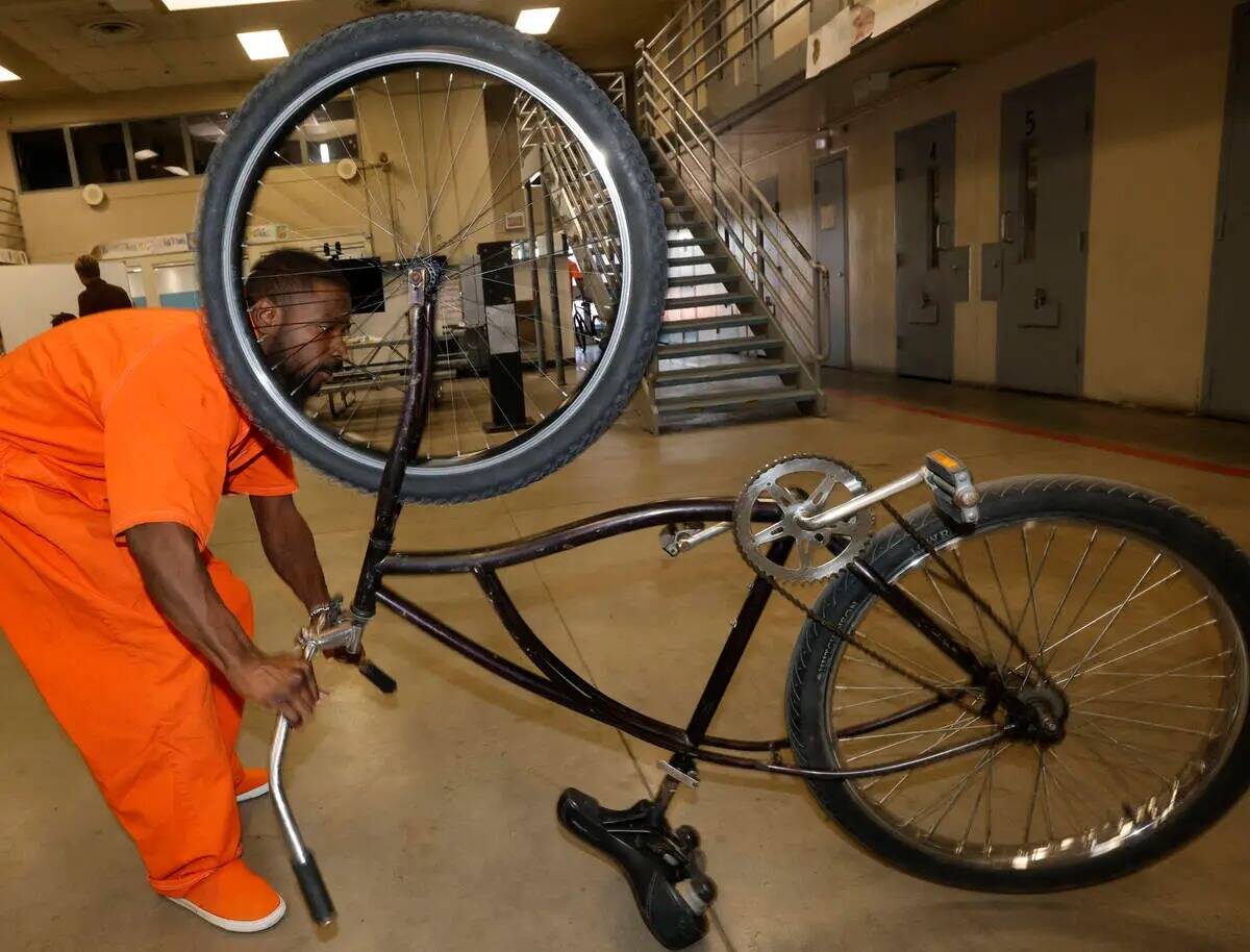 El preso Omar Kemp lleva una bicicleta en el Centro Correccional Comunitario de North Las Vegas ...