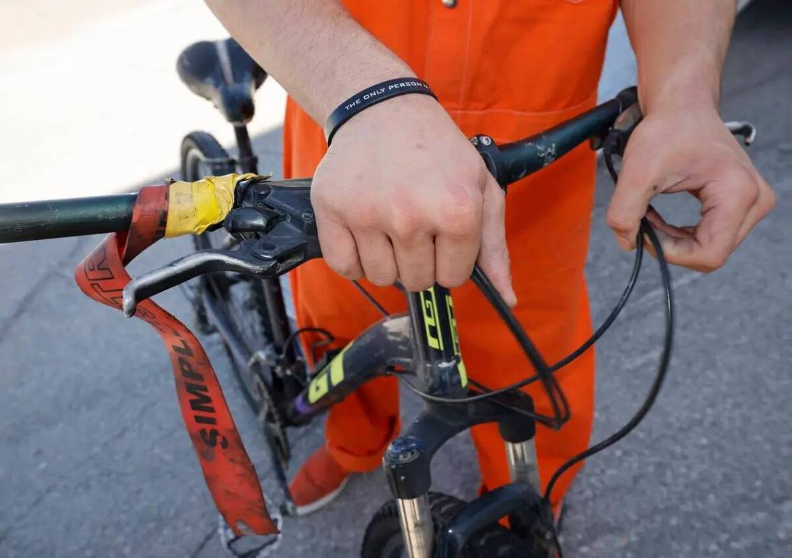 El preso Jacquar Sprinkle comprueba una bicicleta mientras descarga bicicletas de un camión en ...