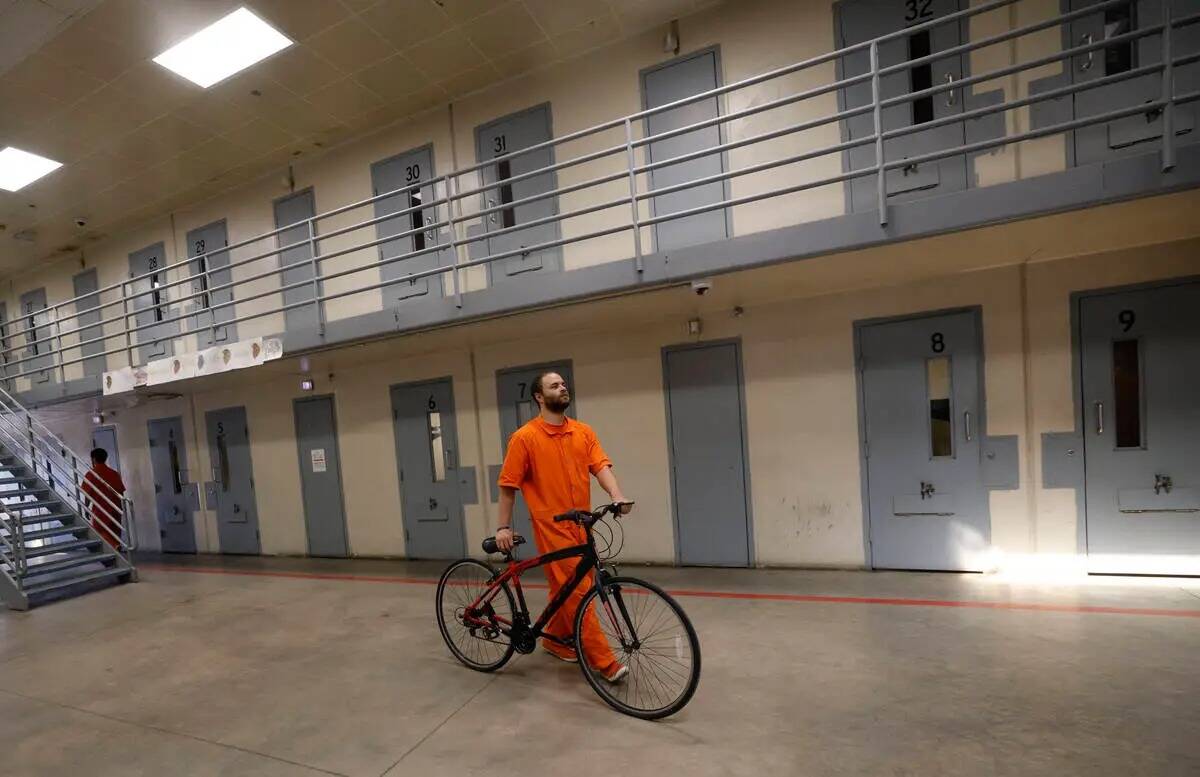 El recluso Jacquar Sprinkle lleva una bicicleta a sus instalaciones después de que National Bi ...