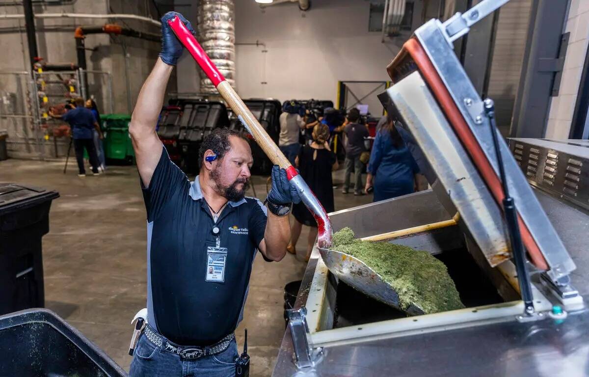 Luis García, miembro del equipo del Allegiant Stadium, carga recortes de césped en su compost ...