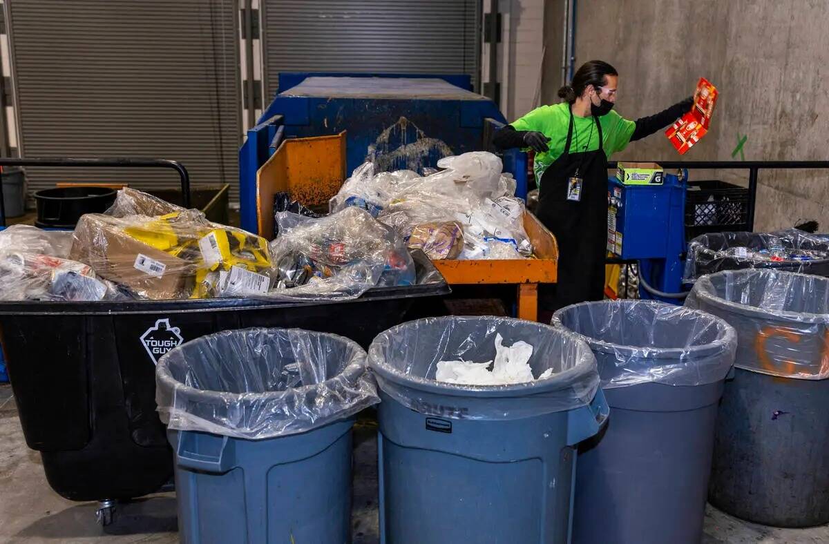 La basura se clasifica en busca de materiales reciclables en el Allegiant Stadium, lo que contr ...