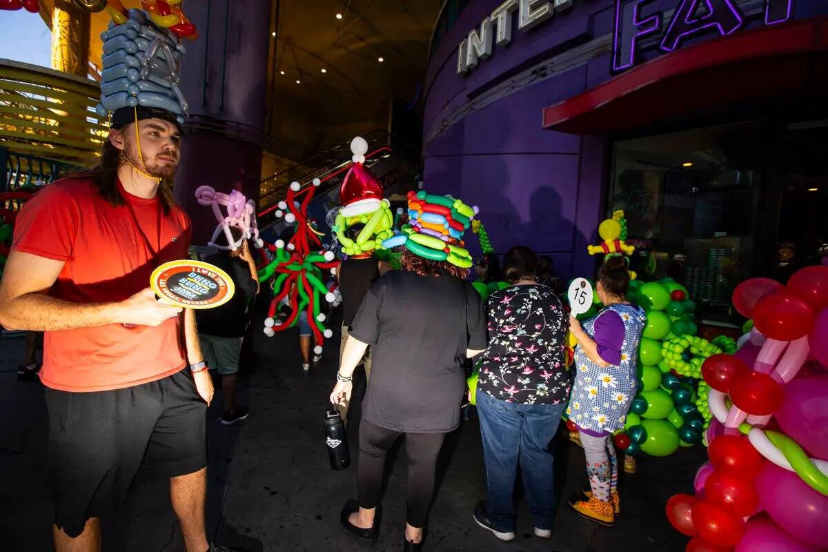 Los asistentes a la convención de globos Bling Bling Jam participan en un desfile a lo largo d ...