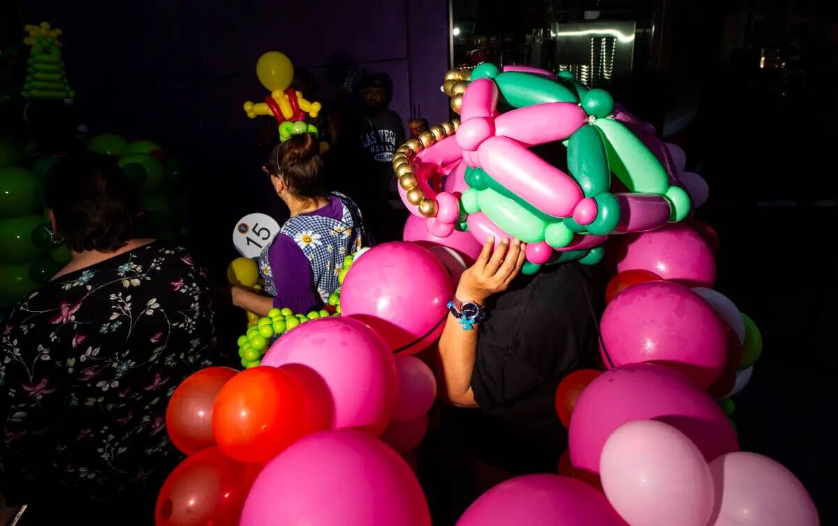 Lupe Lecue de San Francisco camina en un desfile encabezado por la convención de globos Bling ...