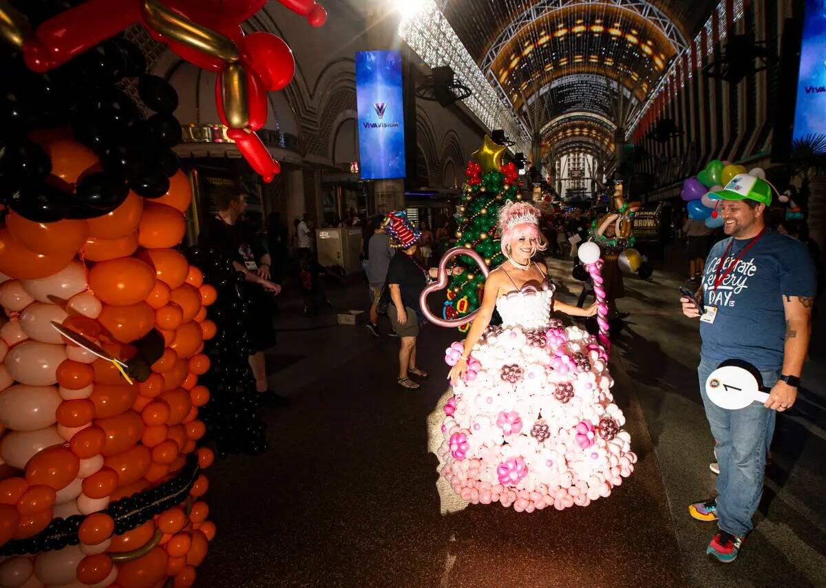 La artista y modelo de Las Vegas Yzma Mind camina en un desfile encabezado por la convención d ...